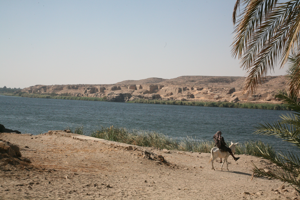 Kamieniołomy i kaplice z czas&oacute;w Hatszepsut w Gebel es Silsilah, widok z brzegu wschodniego, fot. J. Iwaszczuk